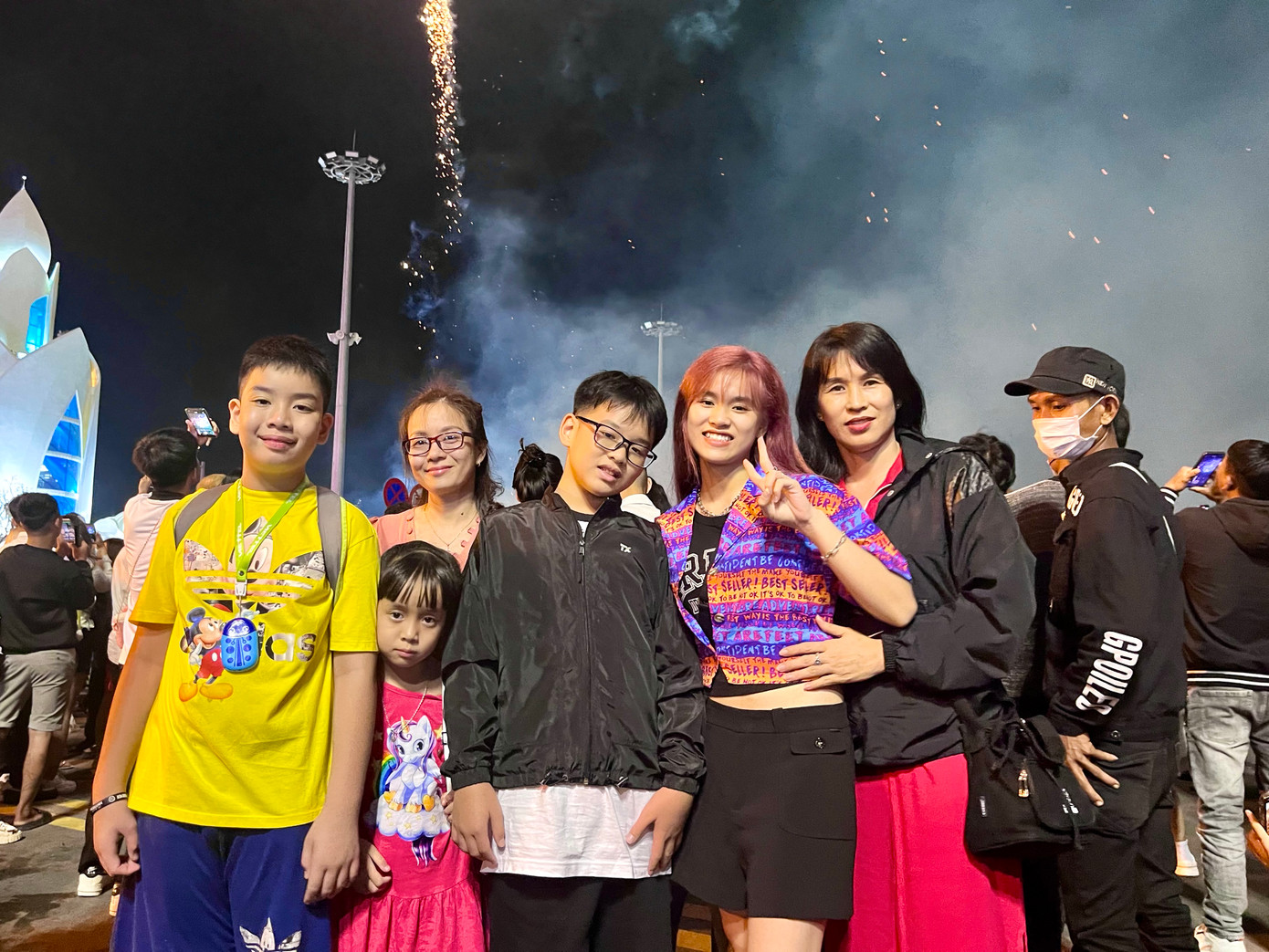 Một số người dân cũng tranh thủ quay lại khoảnh khắc chuyển giao năm mới và chụp ảnh cùng pháo hoa. Một số người dân cũng tranh thủ quay lại khoảnh khắc chuyển giao năm mới và chụp ảnh cùng pháo hoa.