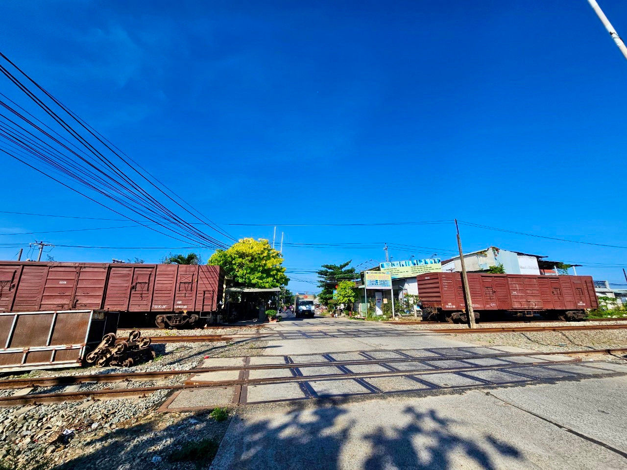 Sau sự cố sạt lở hầm đường sắt Bãi Gió, ngành đường sắt đã tạm ngưng nhận hàng hóa tuyến Sài Gòn - Hà Nội để đợi khắc phục, tránh ùn ứ. Chi nhánh Vận tải đường sắt Nha Trang đã huy động xe tải để đưa những loại hàng hóa đông lạnh trên các toa hàng di chuyển sang container, xe tải để giao kịp cho khách hàng.