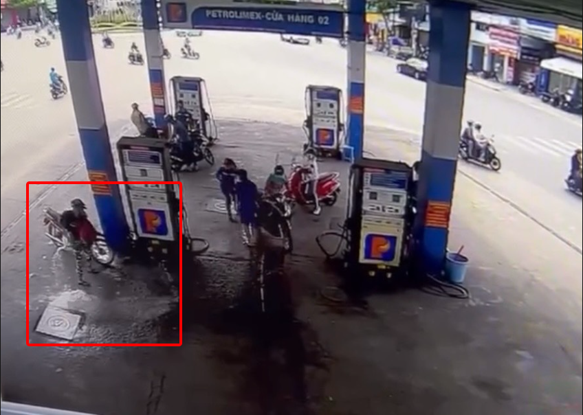 Người đàn ông tưới chất gây cháy vào một trụ xăng ở khu vực Mã Vòng, TP Nha Trang. (Ảnh cắt từ clip).