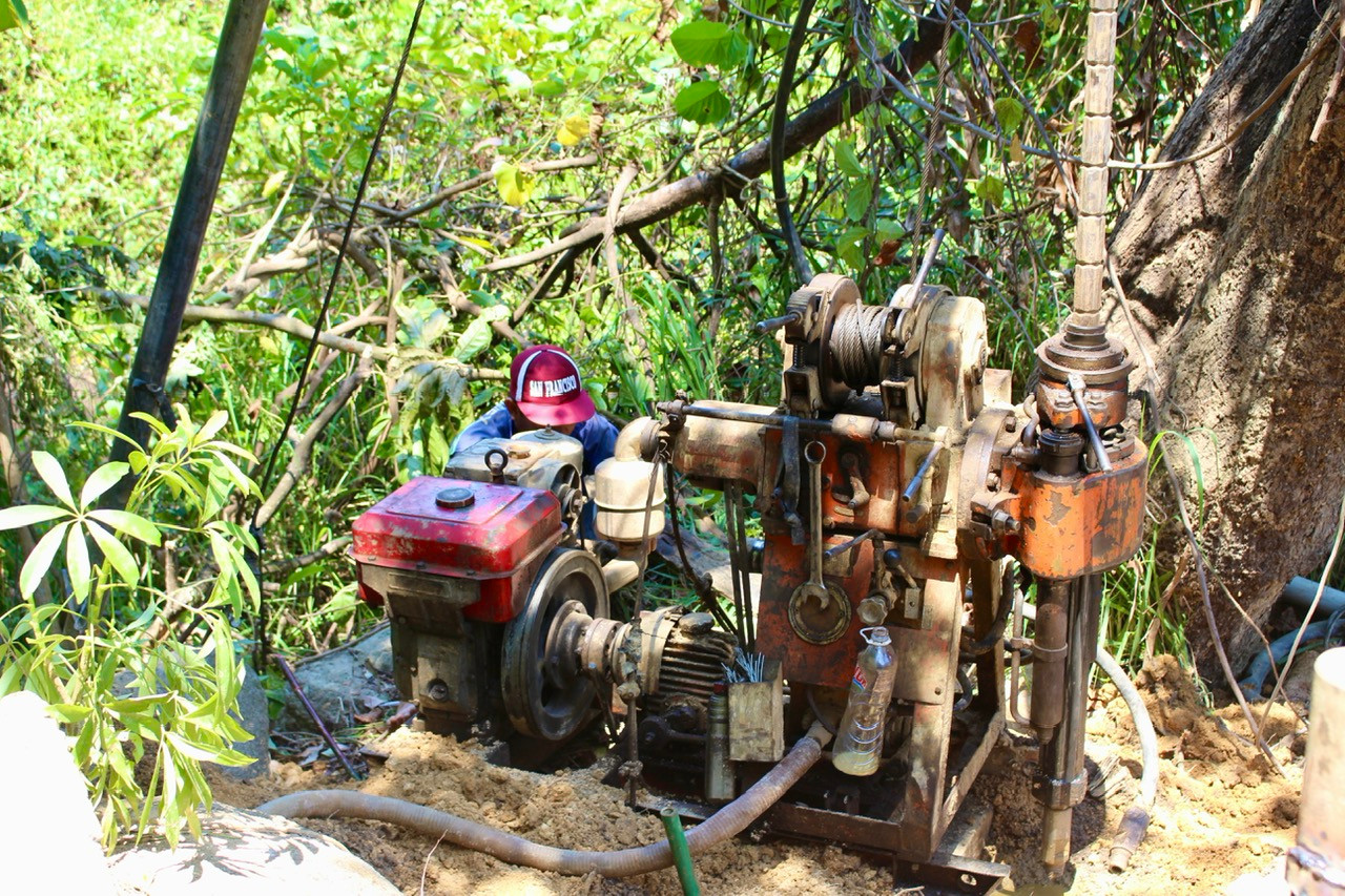 Ngành đường sắt đã vận chuyển 2 máy khoan lên vị trí và bố trí 8 lao động làm việc xuyên ngày đêm.