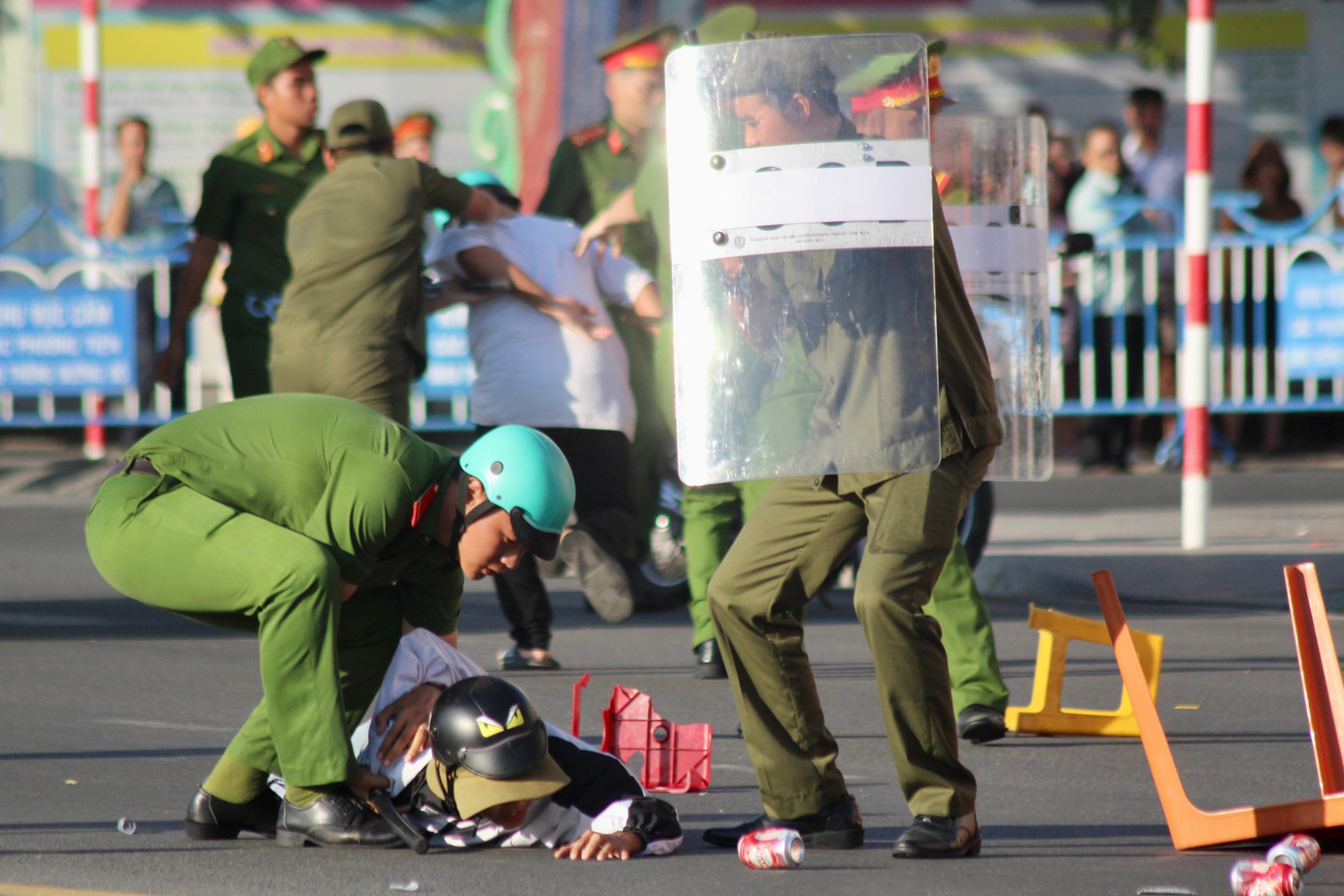 Các lực lượng diễn tập thực binh theo tình huống giả định.