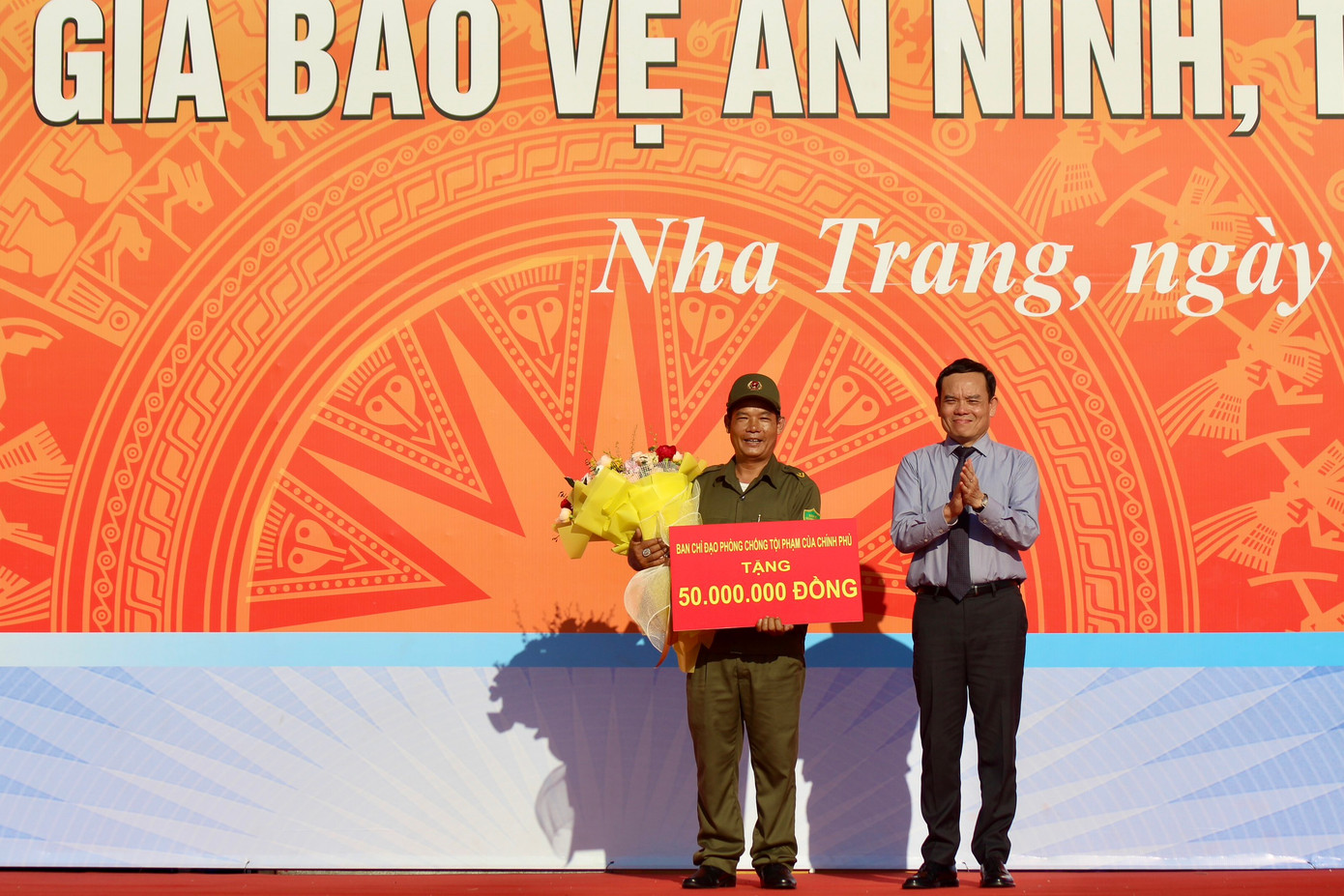 Phó Thủ tướng Chính phủ Trần Lưu Quang tặng quà cho lực lượng tham gia bảo vệ ANTT ở cơ sở của TP Nha Trang.