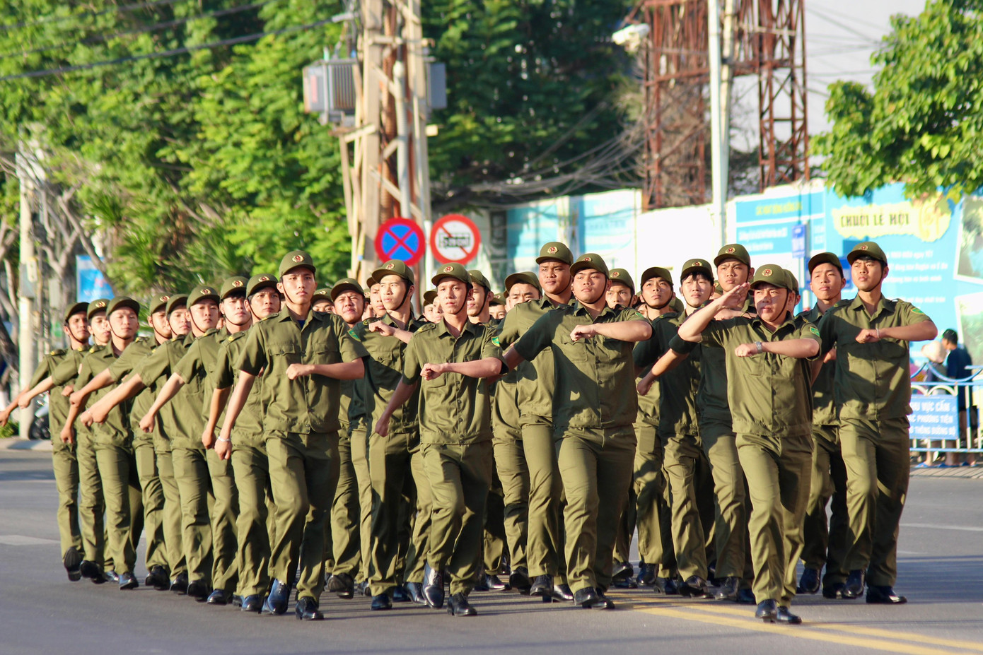 Hơn 800 thành viên lực lượng tham gia bảo vệ ANTT ở cơ sở của TP Nha Trang tiến hành diễu hành tại lễ ra mắt.