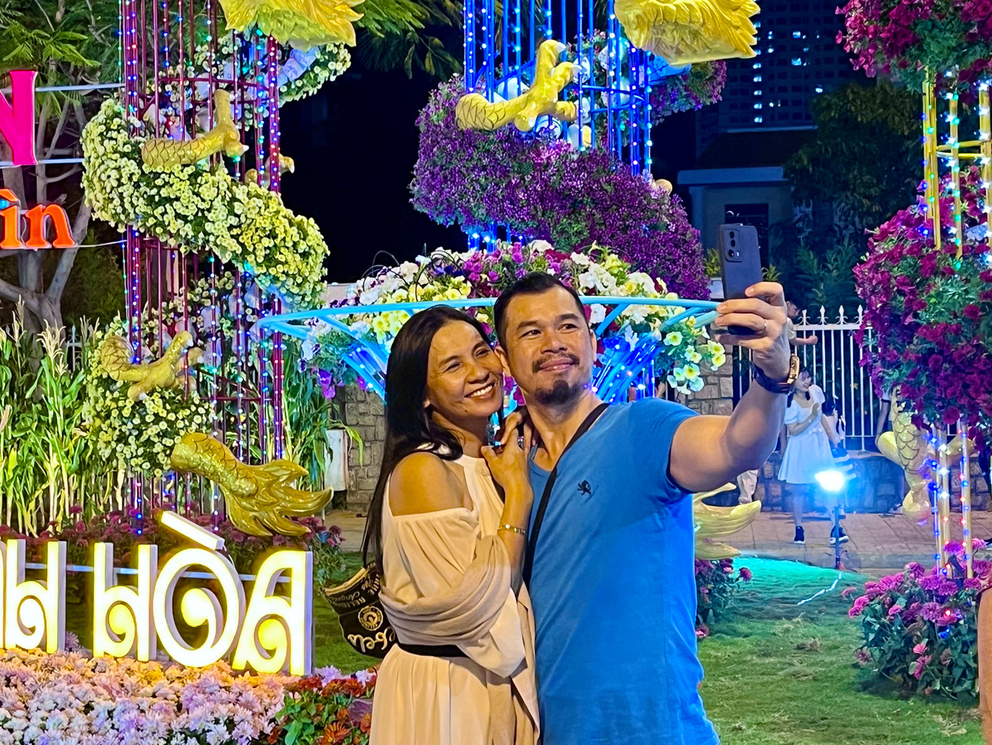 Nhiều người hào hứng lưu giữ kỷ niệm trước khi bước qua năm mới cùng người thân, bạn bè. Nhiều người hào hứng lưu giữ kỷ niệm trước khi bước qua năm mới cùng người thân, bạn bè.