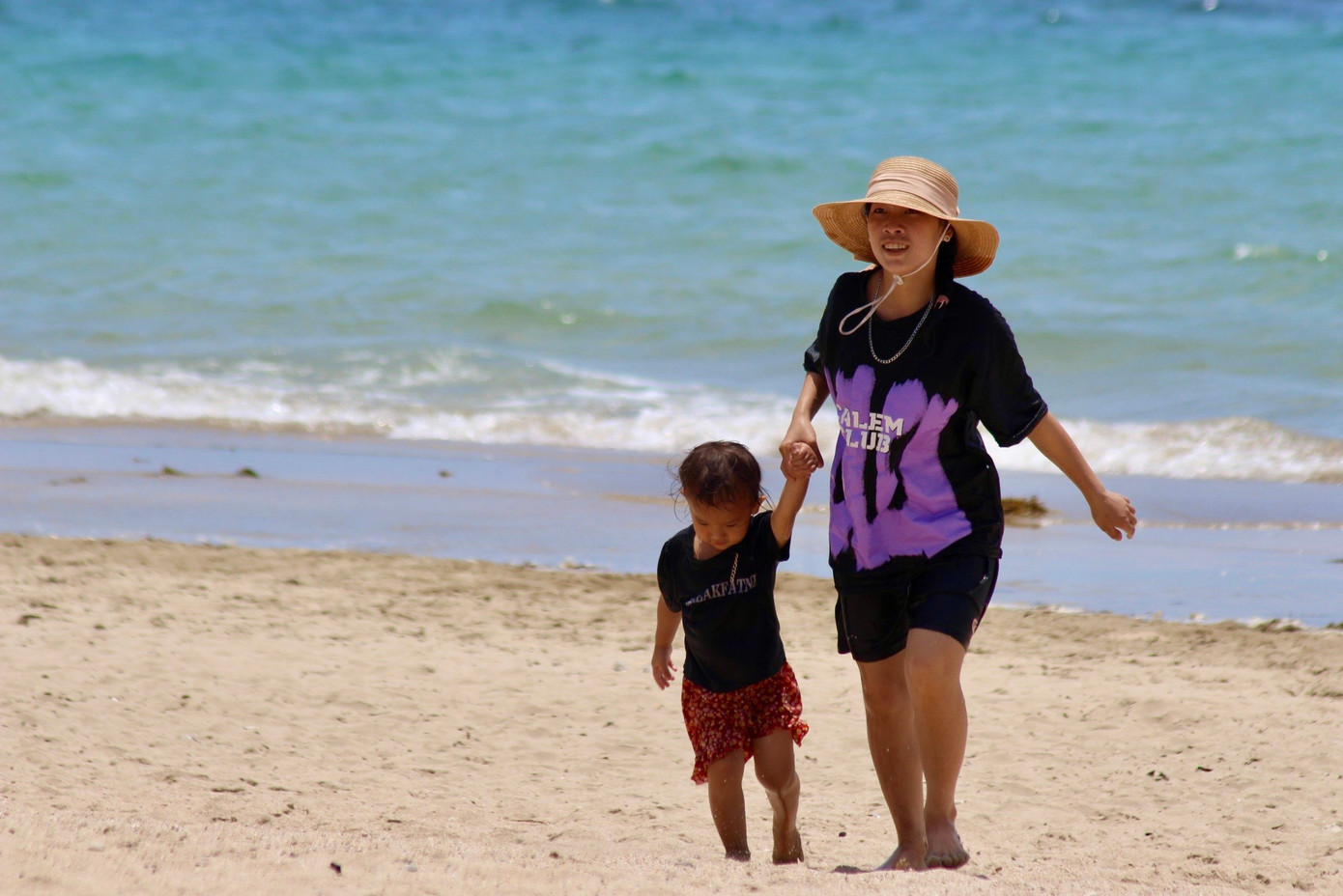 Chị Dương Thị Dợ (du khách đến từ Đắk Lắk) cho biết: “Vì không có nhiều thời gian nên gia đình tôi di chuyển xuống Nha Trang để chơi trong ngày. Dù buổi trưa có hơi nắng nhưng vẫn có gió mát mẻ, con gái tôi lại thích biển nên tôi sẵn sàng cho cháu chơi đùa thoải mái”.