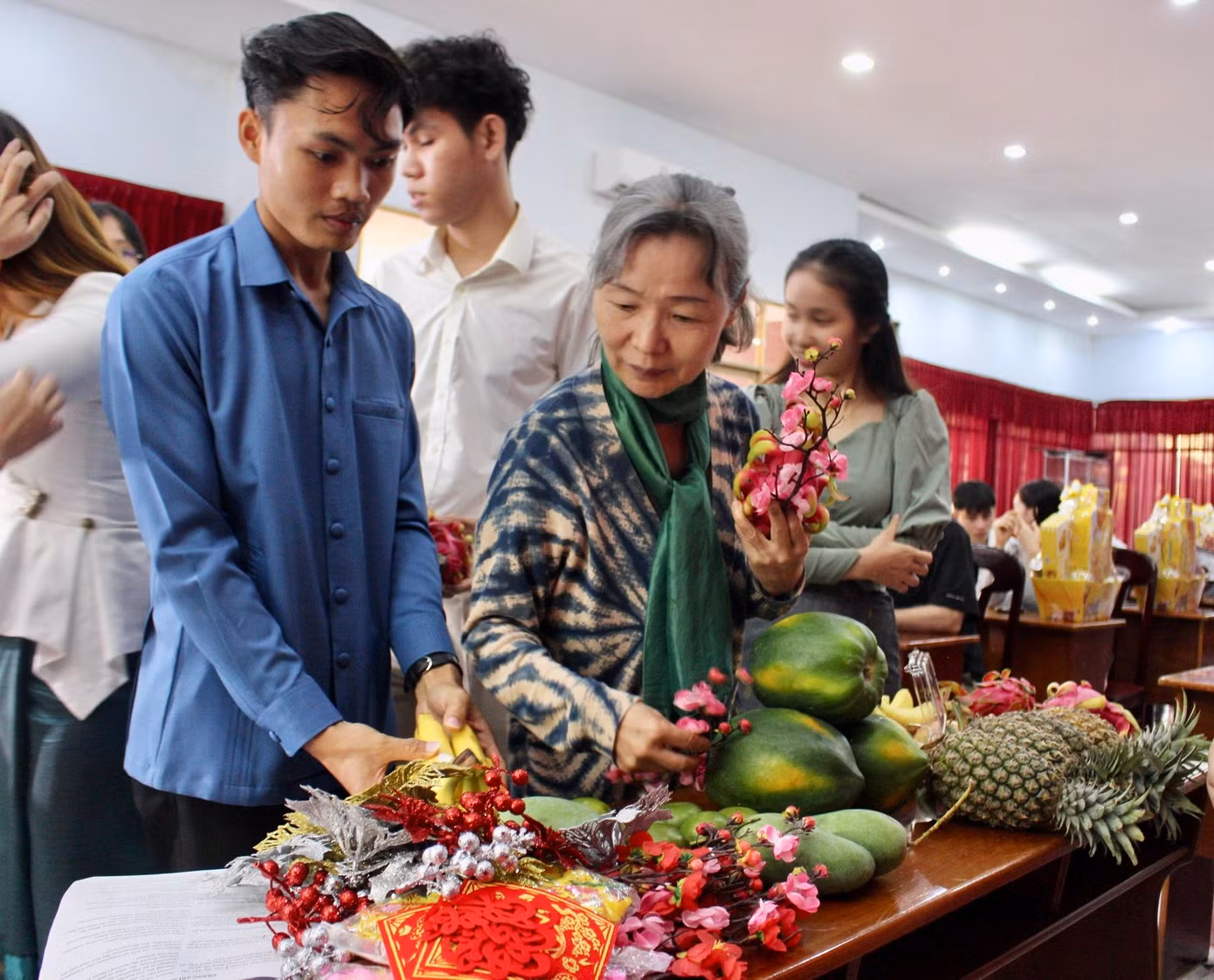 Đặc biệt, các bạn còn được tự tay lựa chọn, trang trí mâm ngũ quả với nhiều màu sắc rực rỡ, tượng trưng cho mong muốn về một năm mới tốt lành.