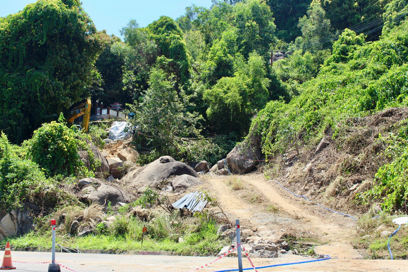 Vị trí khoan, nhồi bê tông xuống điểm sạt lở trong hầm đường sắt Bãi Gió cách quốc lộ 1 (đoạn qua Đèo Cả, tỉnh Khánh Hòa) khoảng 30m về hướng tây.