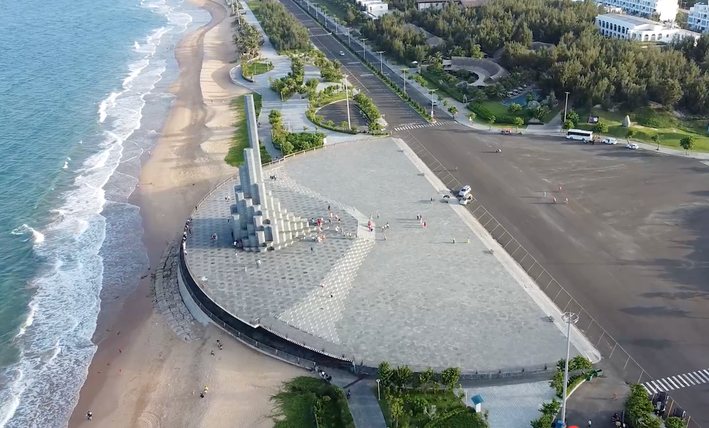 Tháp Nghinh Phong là điểm nhấn du lịch của TP Tuy Hoà và tỉnh Phú Yên.