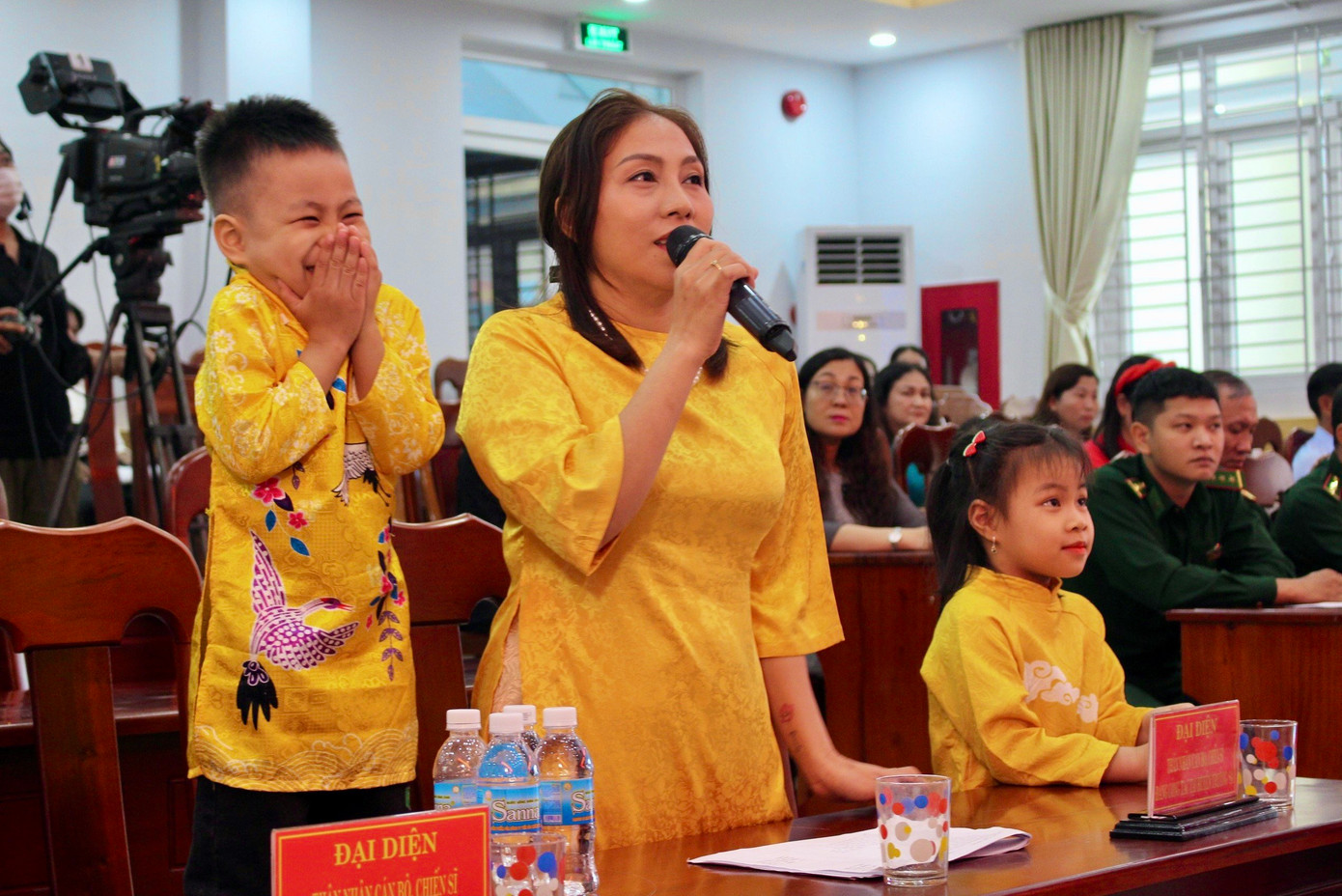 Chị Nguyễn Thị Lữ (ở TP Nha Trang) và 2 con nhỏ vui mừng khi được gặp chồng qua cầu truyền hình trực tuyến. Chị Nguyễn Thị Lữ (ở TP Nha Trang) và 2 con nhỏ vui mừng khi được gặp chồng qua cầu truyền hình trực tuyến.