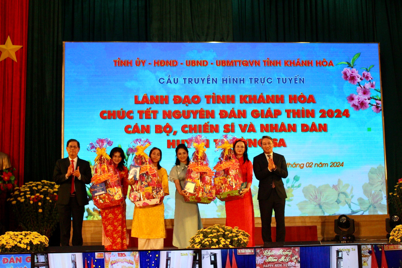 Lãnh đạo tỉnh Khánh Hòa tặng quà cho thân nhân các chiến sĩ đang công tác trên huyện Trường Sa. Lãnh đạo tỉnh Khánh Hòa tặng quà cho thân nhân các chiến sĩ đang công tác trên huyện Trường Sa.