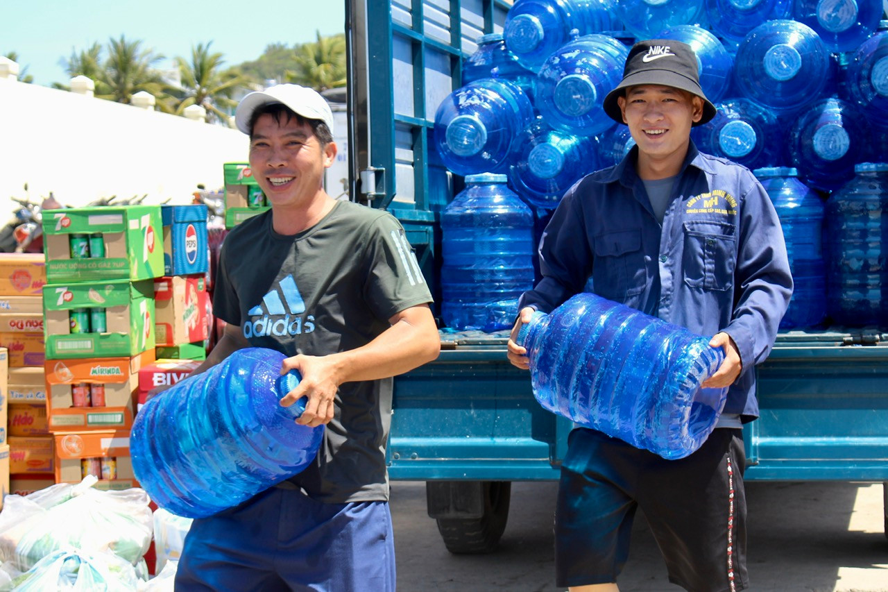 Tại bến đò dân sinh Phú Quý (phường Vĩnh Nguyên, TP Nha Trang), các mạnh thường quân khi nghe tin người dân trên đảo bị ngừng cấp nước đã gửi những bình nước sạch ra đảo để giúp đỡ bà con. Tại bến đò dân sinh Phú Quý (phường Vĩnh Nguyên, TP Nha Trang), các mạnh thường quân khi nghe tin người dân trên đảo bị ngừng cấp nước đã gửi những bình nước sạch ra đảo để giúp đỡ bà con.