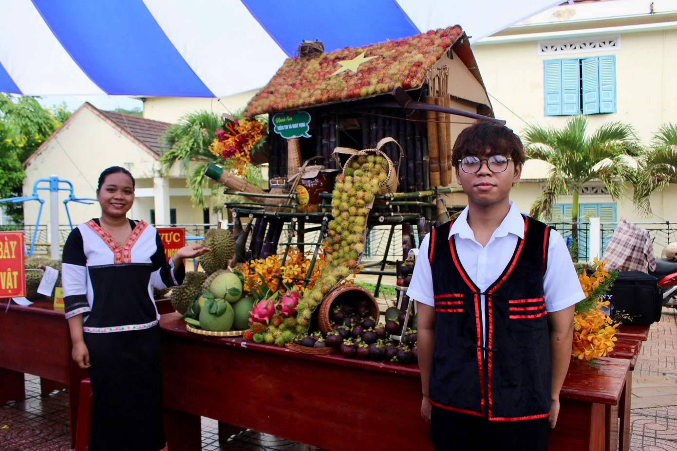 Một trong những hoạt động nổi bật của lễ hội là hội thi trái cây ngon, trưng bày trái cây nghệ thuật và các sản phẩm thủ công truyền thống.