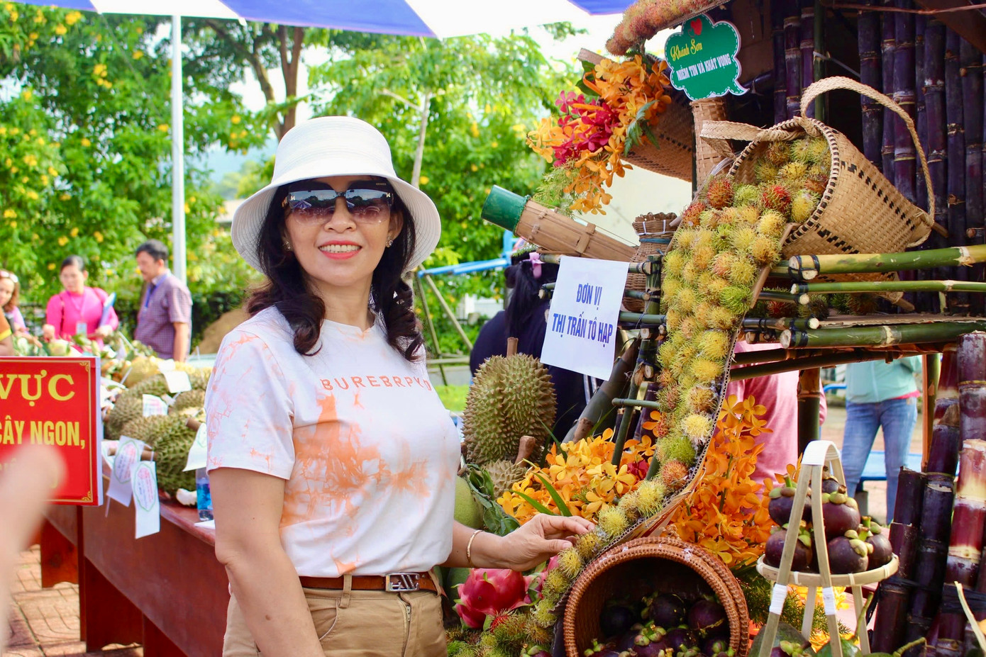 Nhiều người thích thú lưu giữ khoảnh khắc cùng các tác phẩm trái cây đẹp mắt.
