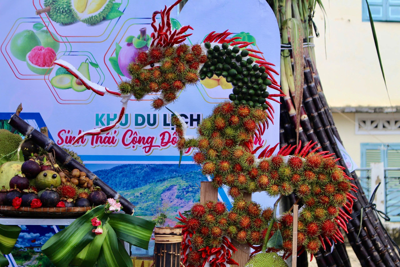 Người dân và du khách đã được chiêm ngưỡng những tạo hình từ trái cây đẹp mắt với nhiều chủ đề phong phú hướng về tình yêu, ca ngợi quê hương, đất nước.