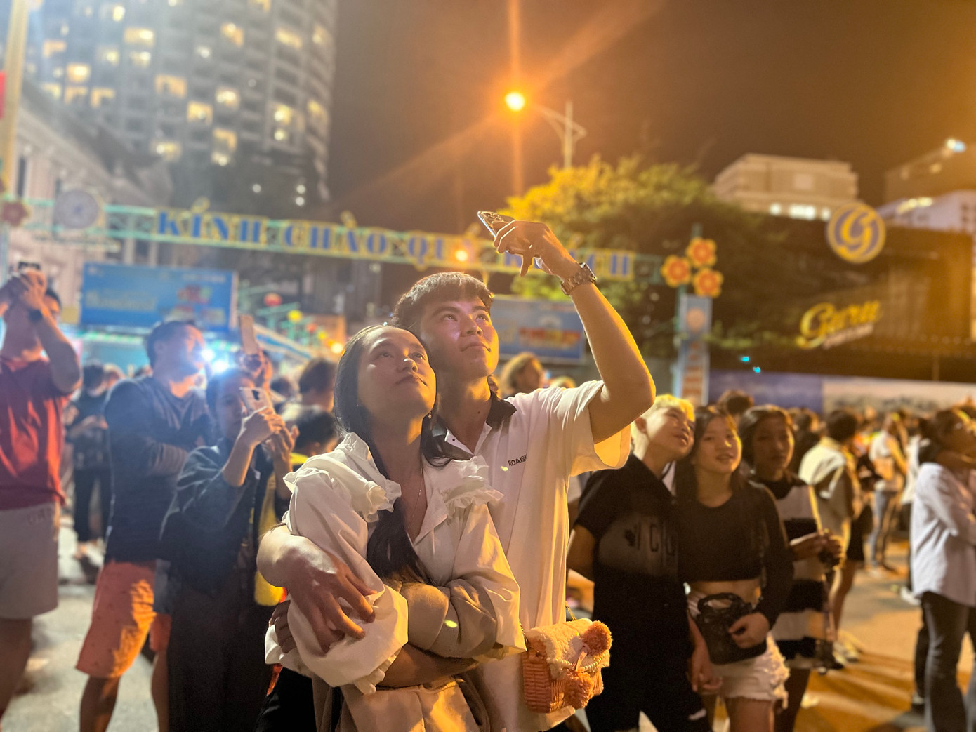 Các bạn trẻ dành cho nhau cái ôm ấm áp trong thời khắc chuyển giao năm cũ và năm mới. Các bạn trẻ dành cho nhau cái ôm ấm áp trong thời khắc chuyển giao năm cũ và năm mới.