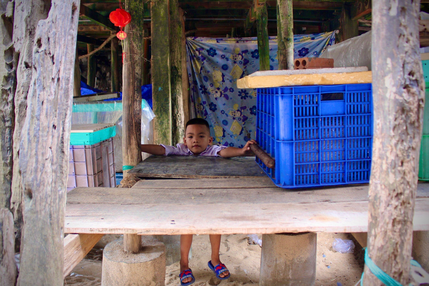 Không gian bên dưới những căn nhà còn là nơi vui chơi của những đứa trẻ sinh ra và lớn lên tại đây. Không gian bên dưới những căn nhà còn là nơi vui chơi của những đứa trẻ sinh ra và lớn lên tại đây.