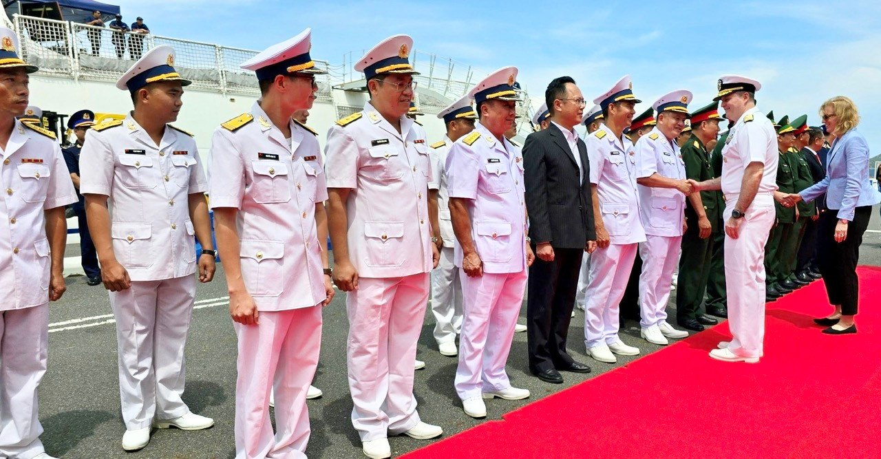 Hải quân và lực lượng Tuần duyên Mỹ thăm xã giao tại tỉnh Khánh Hòa trong 5 ngày. (Ảnh: D.H).