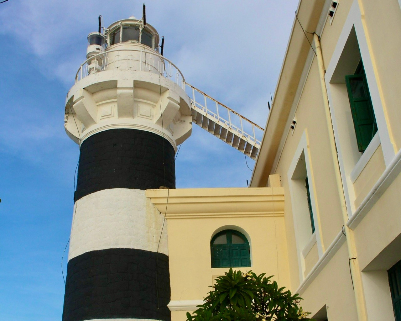 Phần tháp đèn cao 16 m, có 2 màu sơn chính là trắng và đen. Đèn của ngọn hải đăng có thể vươn xa đến 26 hải lý (khoảng 47 km).