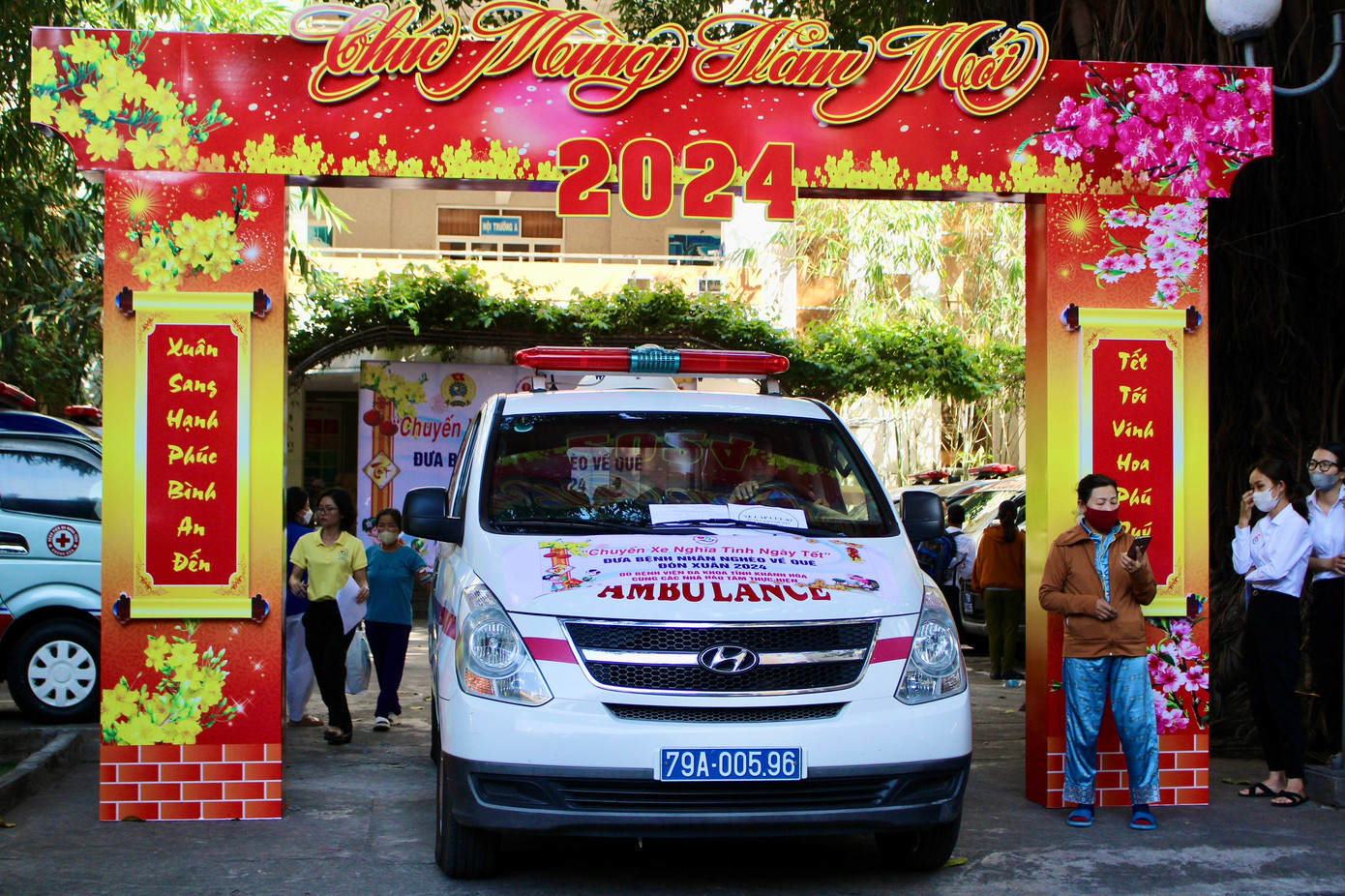 Những chuyến xe nghĩa tình lăn bánh cũng là lúc Tết đã thật gần với các bệnh nhân. Đây là nguồn động lực để bệnh nhân mạnh mẽ chiến đấu với bệnh tật, đón xuân vui vẻ, sum vầy bên gia đình. Những chuyến xe nghĩa tình lăn bánh cũng là lúc Tết đã thật gần với các bệnh nhân. Đây là nguồn động lực để bệnh nhân mạnh mẽ chiến đấu với bệnh tật, đón xuân vui vẻ, sum vầy bên gia đình.