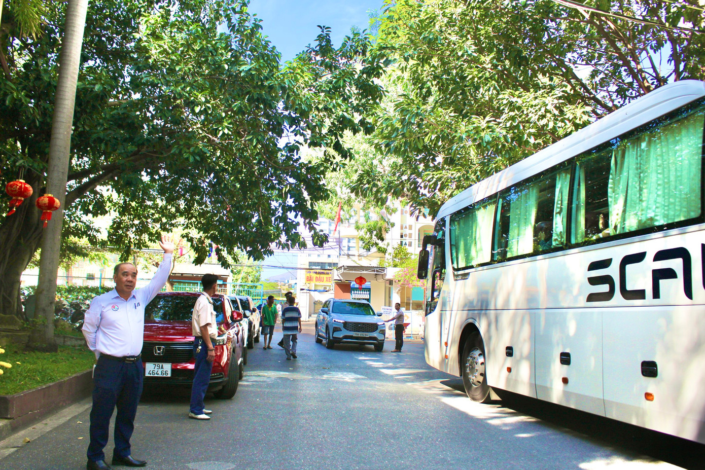 Bác sĩ Phan Hữu Chính - Giám đốc Bệnh viện Đa khoa tỉnh Khánh Hòa, vui vẻ vẫy tay chào từng chuyến xe. Chương trình Chuyến xe nghĩa tình năm 2024 diễn ra trong 3 ngày (từ ngày 27 đến 29/12 Âm lịch) dự kiến đưa khoảng 250 bệnh nhân cùng người nhà về quê ăn Tết. Bác sĩ Phan Hữu Chính - Giám đốc Bệnh viện Đa khoa tỉnh Khánh Hòa, vui vẻ vẫy tay chào từng chuyến xe. Chương trình Chuyến xe nghĩa tình năm 2024 diễn ra trong 3 ngày (từ ngày 27 đến 29/12 Âm lịch) dự kiến đưa khoảng 250 bệnh nhân cùng người nhà về quê ăn Tết.