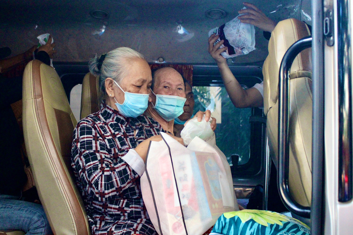 Nâng niu gói quà trên tay, bà Nguyễn Thị Sương (trú tại huyện Diên Khánh, tỉnh Khánh Hòa) cho biết chương trình giúp đón đưa bệnh nhân về ăn Tết, lại còn quà cáp khiến tôi thấy rất xúc động. Tôi xin gửi lời cảm ơn mạnh thường quân và những người làm chương trình hôm nay. Nâng niu gói quà trên tay, bà Nguyễn Thị Sương (trú tại huyện Diên Khánh, tỉnh Khánh Hòa) cho biết chương trình giúp đón đưa bệnh nhân về ăn Tết, lại còn quà cáp khiến tôi thấy rất xúc động. Tôi xin gửi lời cảm ơn mạnh thường quân và những người làm chương trình hôm nay.