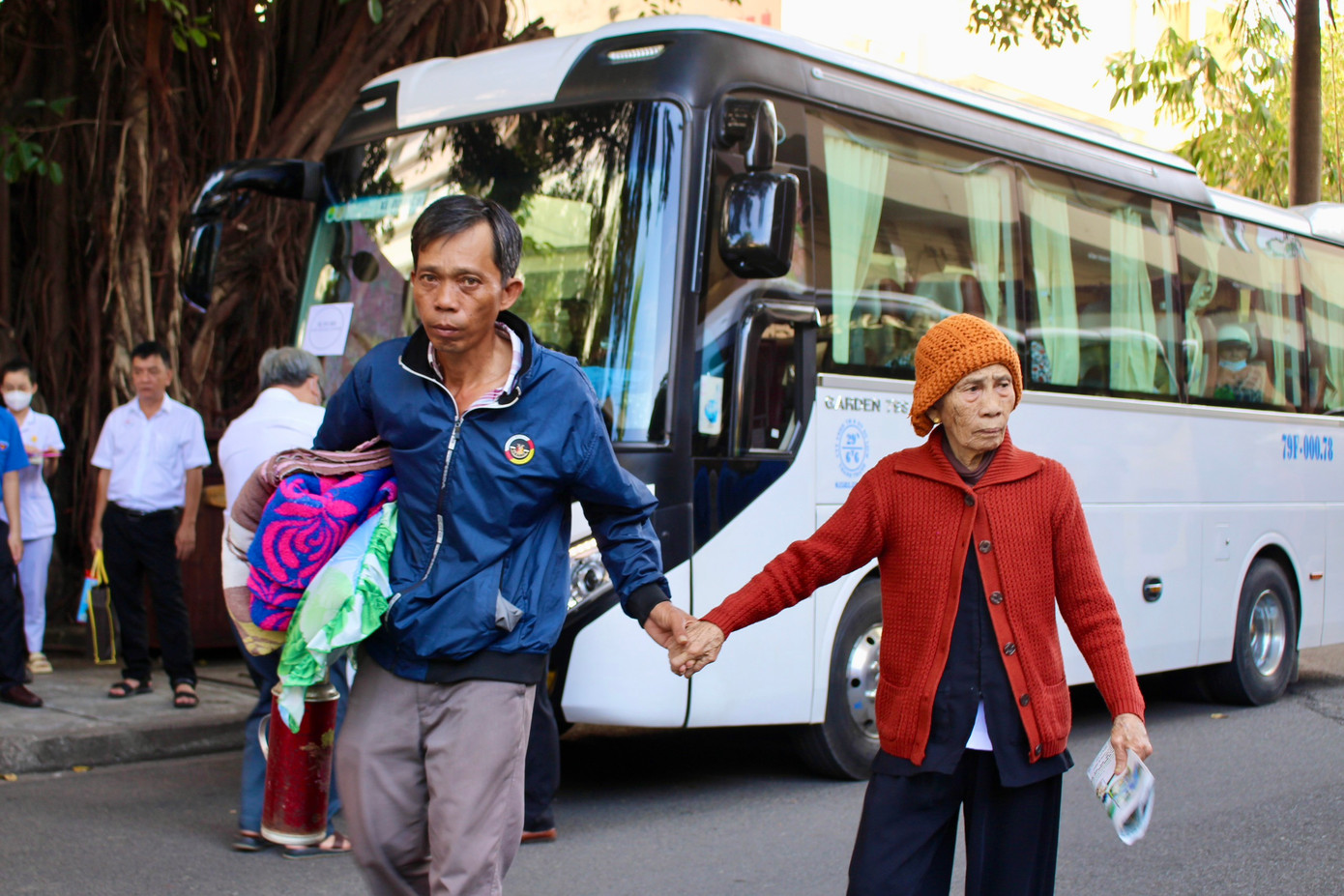Ông Đoàn Văn Hải (trú tại huyện Cam Lâm, tỉnh Khánh Hòa) xúc động nói: “Tôi chăm mẹ đang điều trị tại bệnh viện nhiều tháng nay nên kinh tế rất khó khăn. Tết đến lại bộn bề nỗi lo nên khi được tặng quà, hỗ trợ xe đưa về quê miễn phí khiến tôi rất ấm áp. Được về nhà ăn Tết cùng gia đình, mẹ tôi cũng vui vẻ và lạc quan”. Ông Đoàn Văn Hải (trú tại huyện Cam Lâm, tỉnh Khánh Hòa) xúc động nói: “Tôi chăm mẹ đang điều trị tại bệnh viện nhiều tháng nay nên kinh tế rất khó khăn. Tết đến lại bộn bề nỗi lo nên khi được tặng quà, hỗ trợ xe đưa về quê miễn phí khiến tôi rất ấm áp. Được về nhà ăn Tết cùng gia đình, mẹ tôi cũng vui vẻ và lạc quan”.