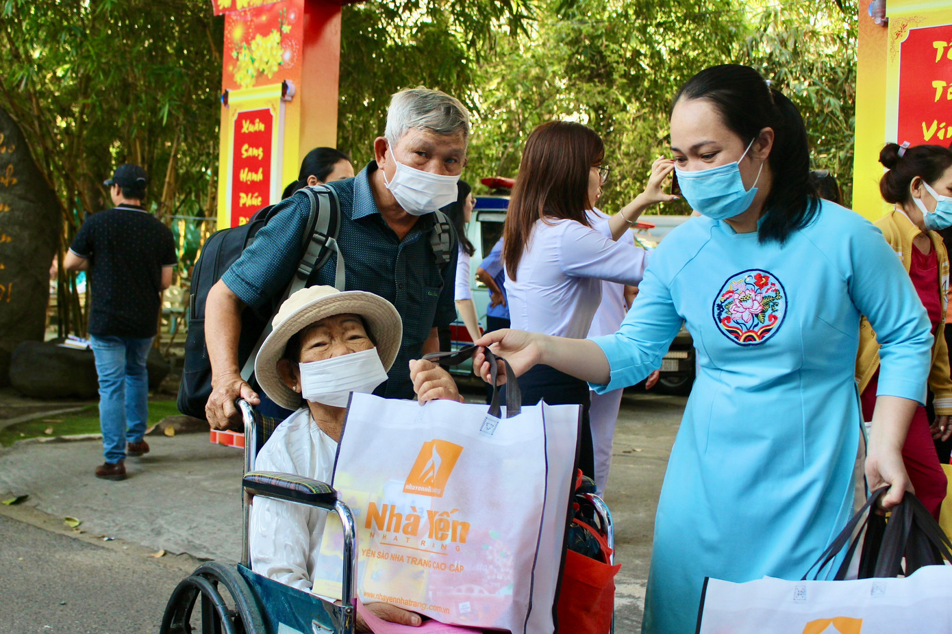 Trước khi các chuyến xe xuất phát, lãnh đạo bệnh viện đã gặp mặt, chúc Tết và động viên tinh thần bệnh nhân. Mỗi bệnh nhân được tặng 1 phần quà và bao lì xì 200.000 đồng. Trước khi các chuyến xe xuất phát, lãnh đạo bệnh viện đã gặp mặt, chúc Tết và động viên tinh thần bệnh nhân. Mỗi bệnh nhân được tặng 1 phần quà và bao lì xì 200.000 đồng.