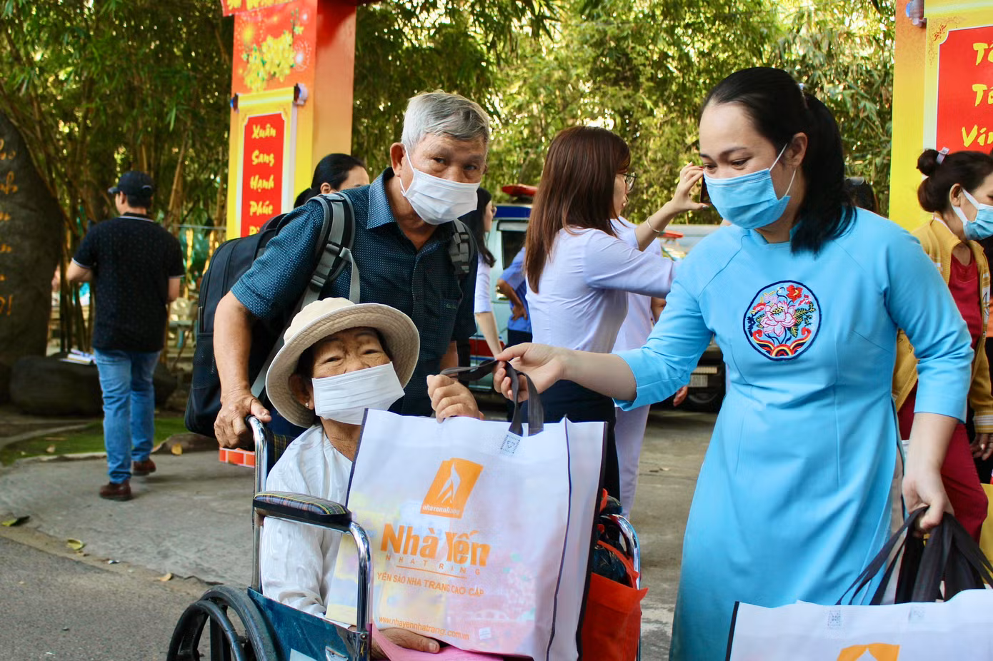Trước khi các chuyến xe xuất phát, lãnh đạo bệnh viện đã gặp mặt, chúc Tết và động viên tinh thần bệnh nhân. Mỗi bệnh nhân được tặng 1 phần quà và bao lì xì 200.000 đồng.