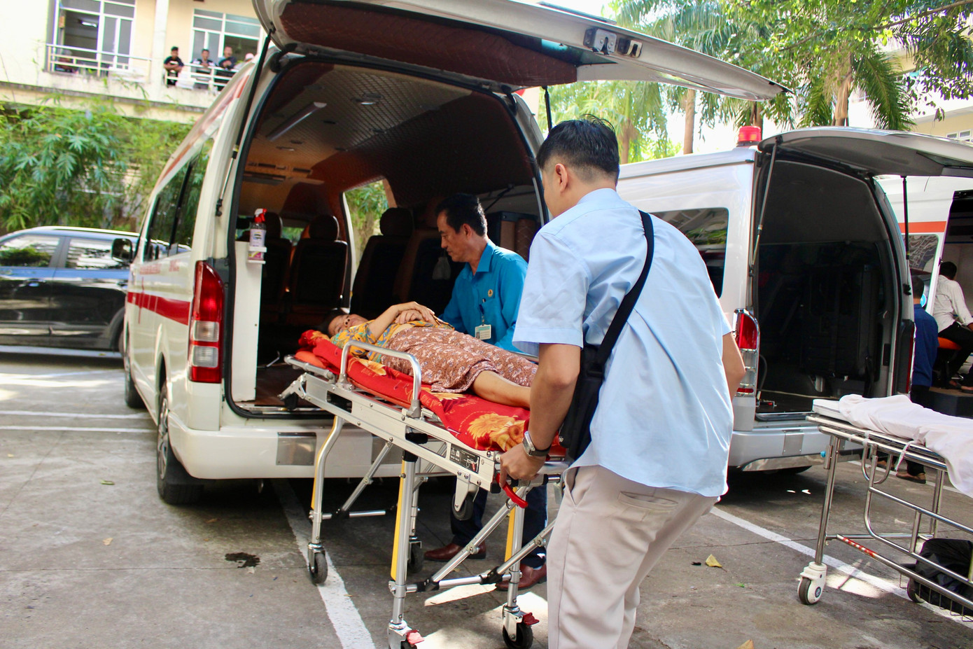 Bệnh viện cũng cử cán bộ, y bác sĩ, tình nguyện viên hỗ trợ các bệnh nhân già yếu, tàn tật lên xe an toàn. Bệnh viện cũng cử cán bộ, y bác sĩ, tình nguyện viên hỗ trợ các bệnh nhân già yếu, tàn tật lên xe an toàn.