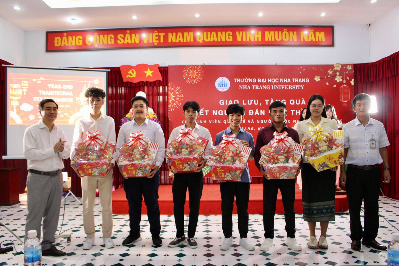 Tết cổ truyền Việt Nam là dịp để gia đình quây quần cùng nhau nên trường Đại học Nha Trang trao quà Tết và tạo sân chơi để các bạn sinh viên, du học sinh nước ngoài khi ở lại trường cũng có thể cảm nhận không khí ấm cúng ngày Tết. Tết cổ truyền Việt Nam là dịp để gia đình quây quần cùng nhau nên trường Đại học Nha Trang trao quà Tết và tạo sân chơi để các bạn sinh viên, du học sinh nước ngoài khi ở lại trường cũng có thể cảm nhận không khí ấm cúng ngày Tết.