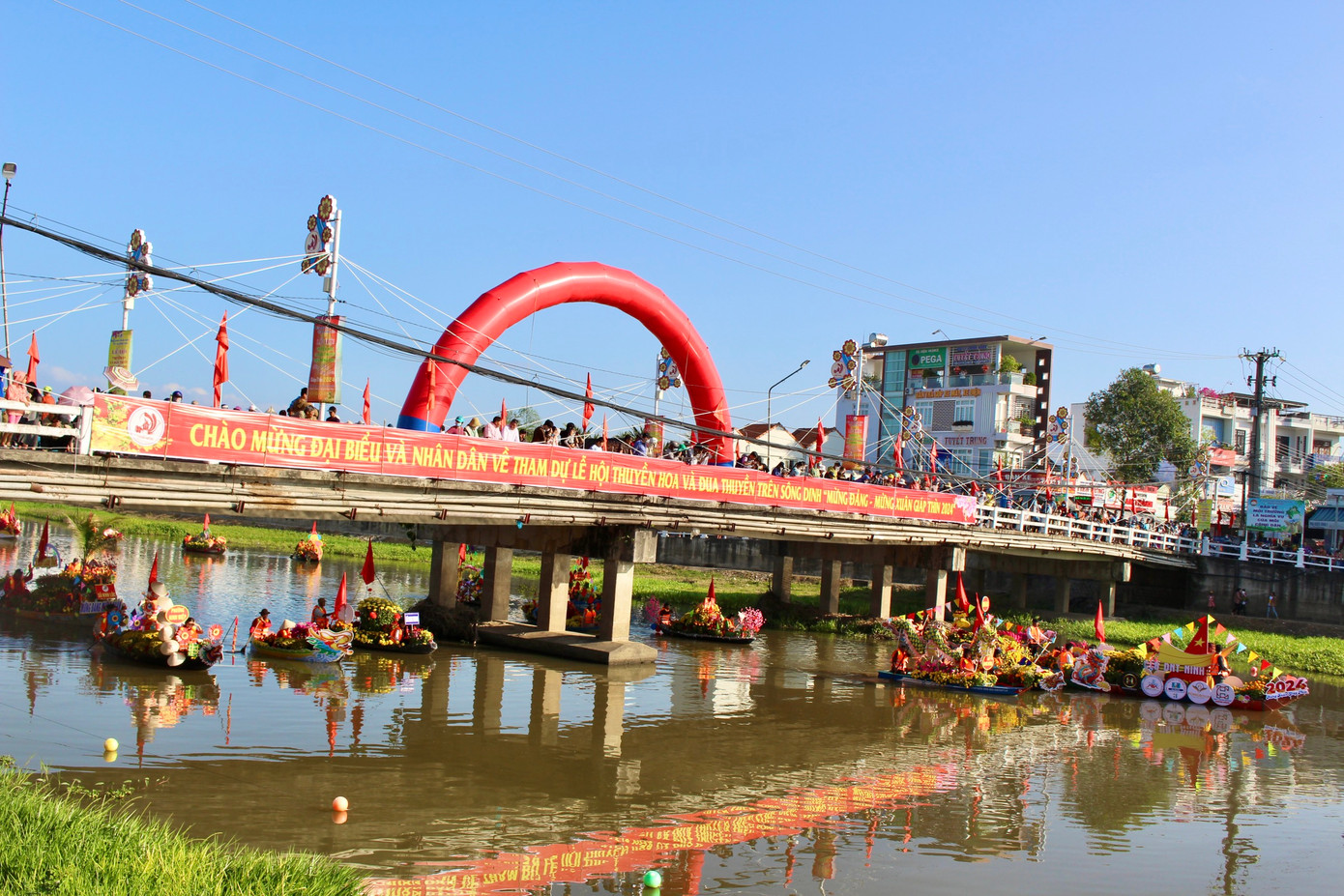 Từ sáng sớm, dọc hai bờ sông Dinh đã tấp nập người dân và du khách đến xem trình diễn thuyền hoa và đua thuyền.