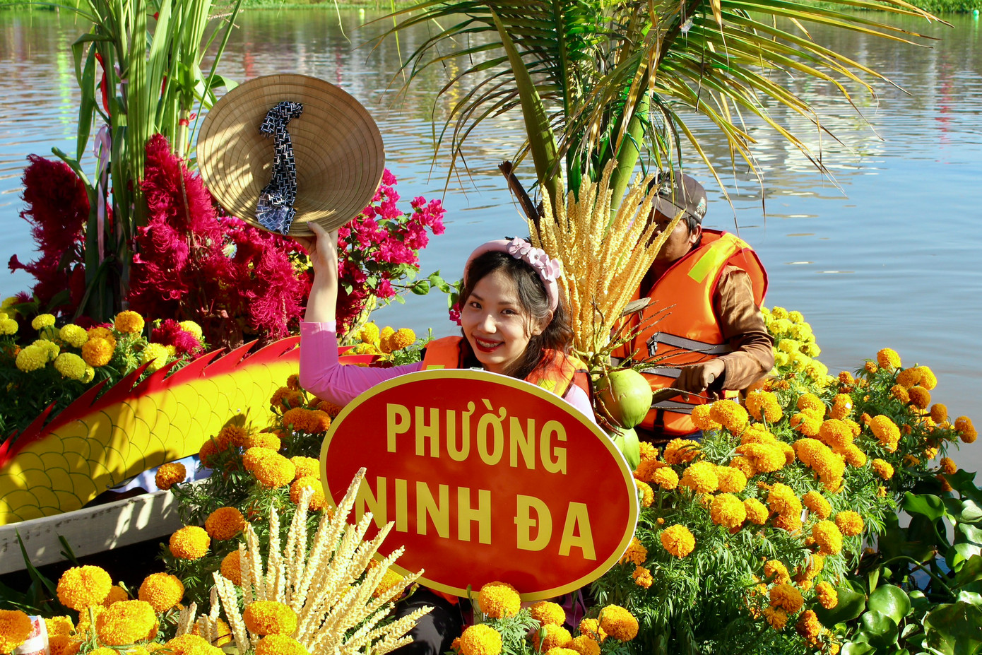 Nam thanh nữ tú trong trang phục áo bà ba, áo dài truyền thống điều khiển những chiếc thuyền rực rỡ trong sự tán thưởng của hàng nghìn người xem.