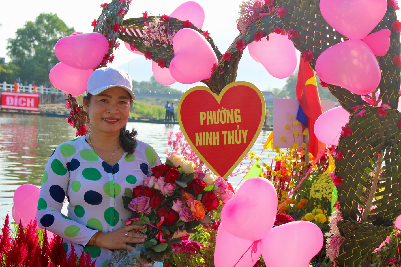 Chị Võ Thị Thoa (phường Ninh Thủy, thị xã Ninh Hòa) chia sẻ: “Chúng tôi trang trí thuyền bằng hoa và lá dừa kết thành hình trái tim với mong muốn tái hiện đám cưới miền sông nước. Để có chiếc thuyền hoa rực rỡ trình diễn hôm nay, cả đội đã làm xuyên suốt trong gần 10 tiếng. Tôi rất vui khi được hòa trong không khí sôi nổi của lễ hội dịp đầu năm mới”.