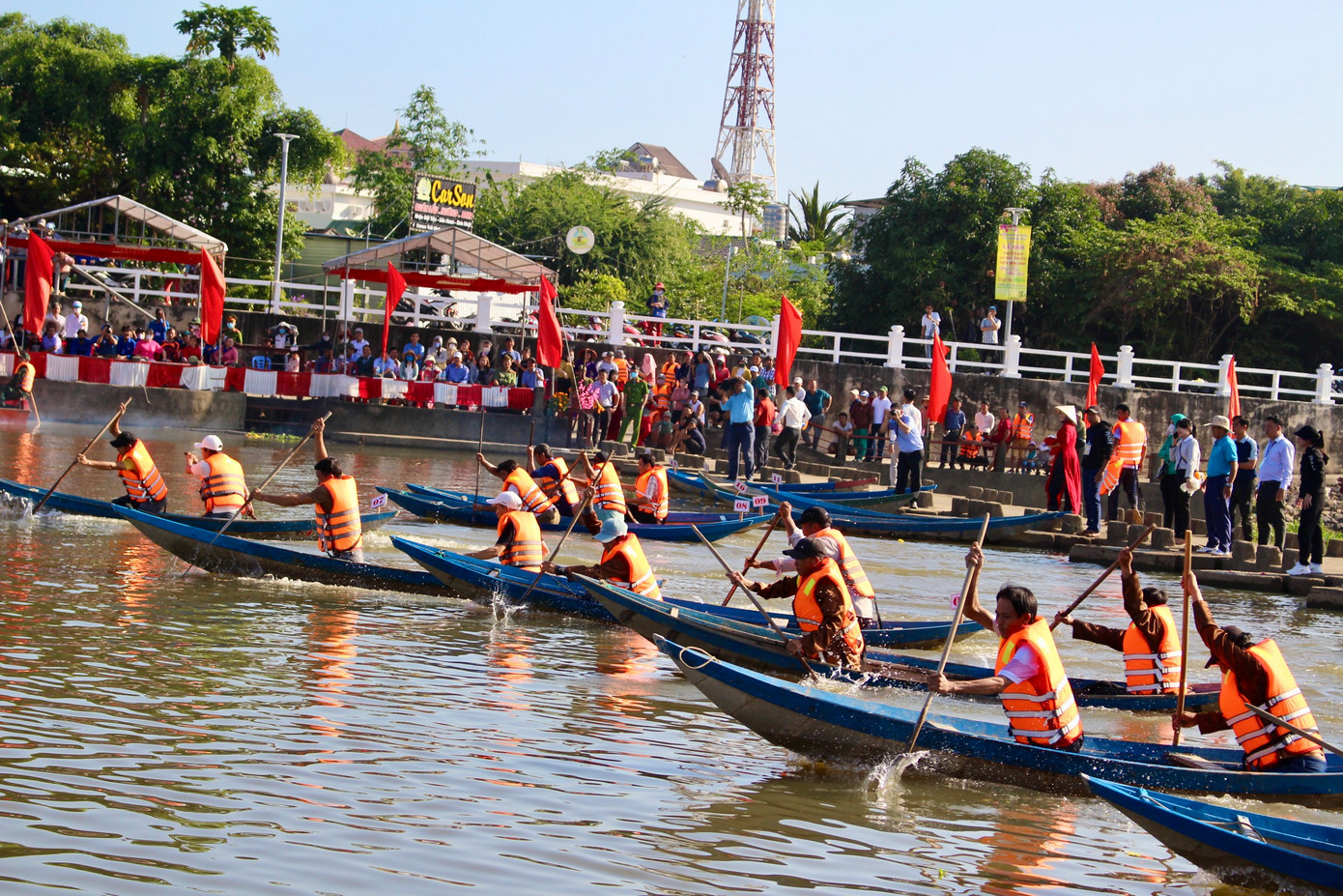 Bầu không khí trở nên nóng hơn bao giờ hết với phần đua thuyền truyền thống hấp dẫn với nhiều nội dung thi như đơn nam, đơn nữ, đôi nam, đôi nam nữ... Những “tay chèo” xuất sắc của các địa phương tham gia tranh tài, mang tinh thần quyết tâm băng băng về đích.
