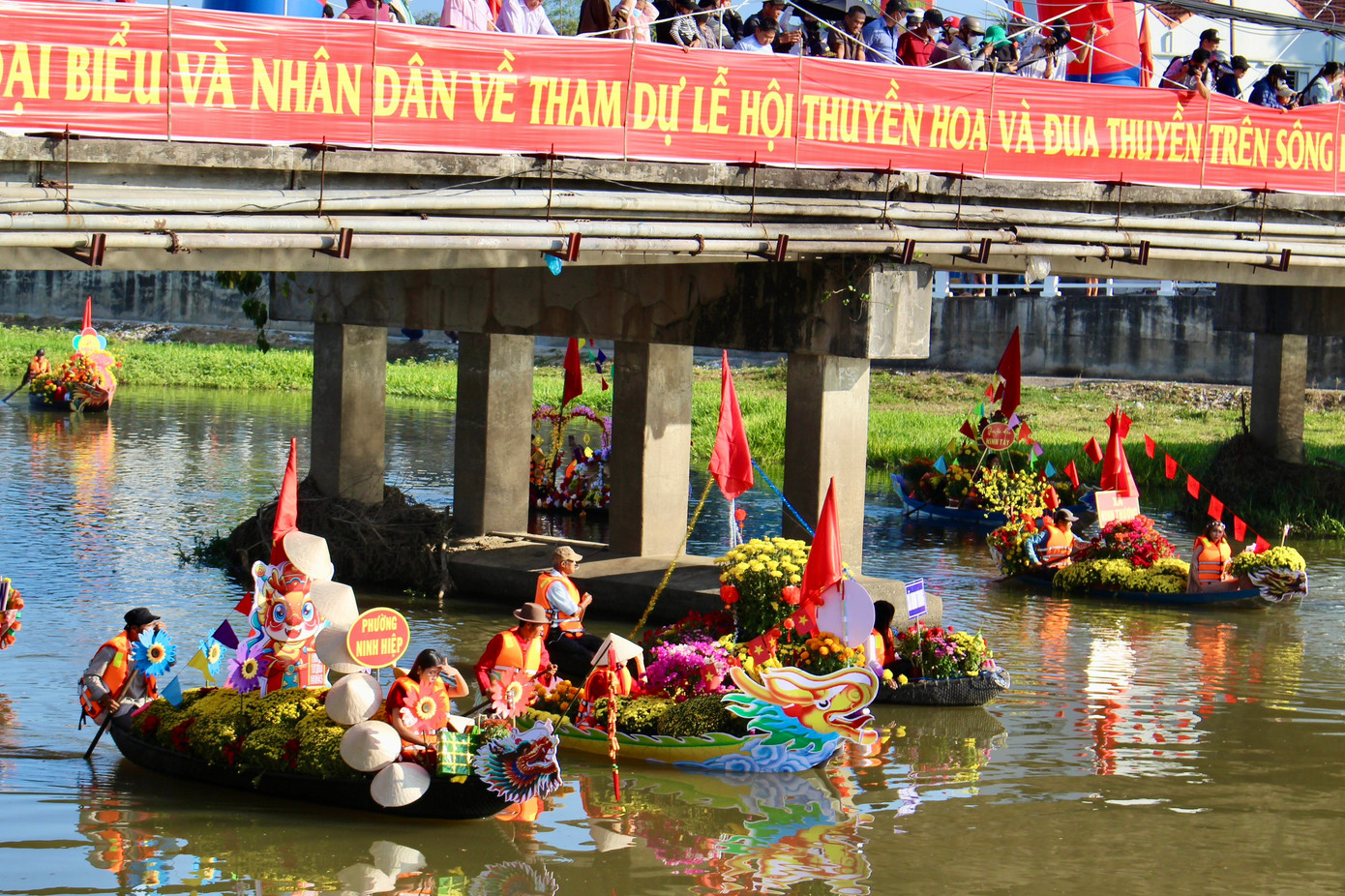 Đua thuyền là hoạt động truyền thống, nét văn hóa được ra đời từ lâu và được tổ chức ở nhiều miền quê sông nước với nhiều nghi lễ để cầu bình an.