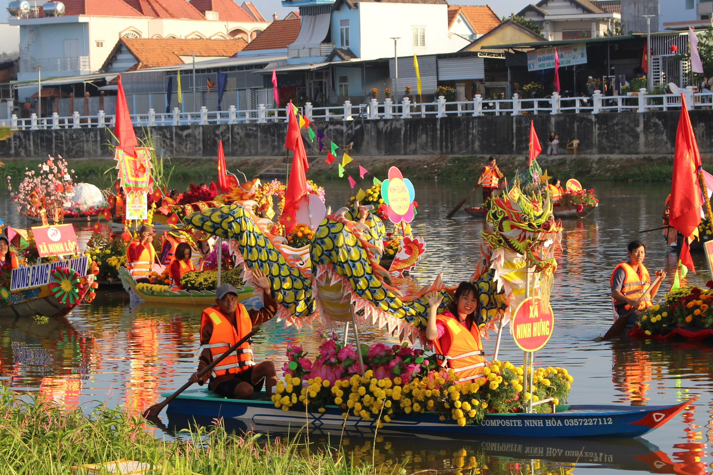 Đội thi phường Ninh Hương trang trí thuyền hình rồng để mừng năm mới Giáp Thìn.