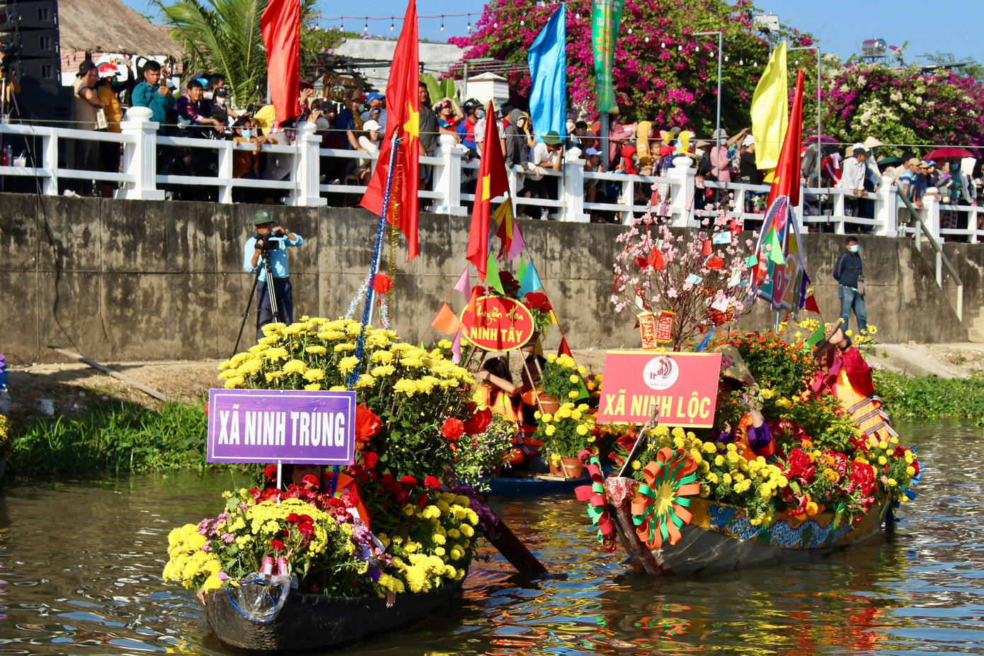 Những chiếc thuyền được trang trí mang đặc trưng của ngày Tết như đào, cúc, bánh chưng, bánh tét…