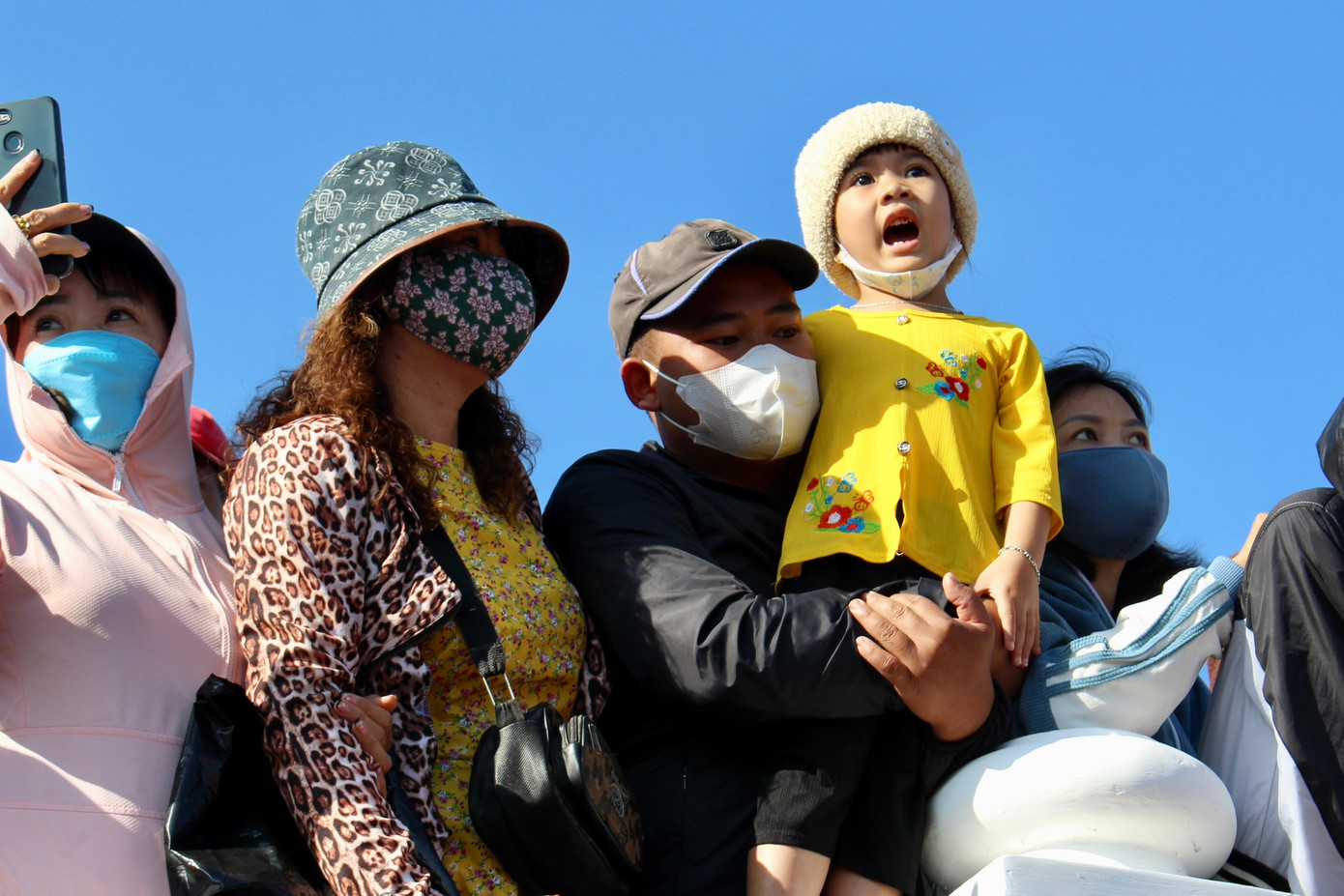 Các em nhỏ cũng “đội nắng” chăm chú theo dõi.