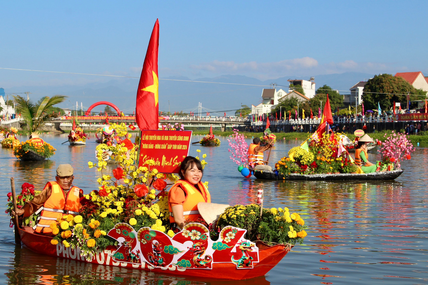 Ở thị xã Ninh Hòa, lễ hội thuyền hoa và đua thuyền trên sông Dinh đã được tổ chức hơn 10 năm và trở thành sự kiện hấp dẫn, thu hút sự tham gia cổ vũ, hưởng ứng nhiệt tình của người dân và du khách.