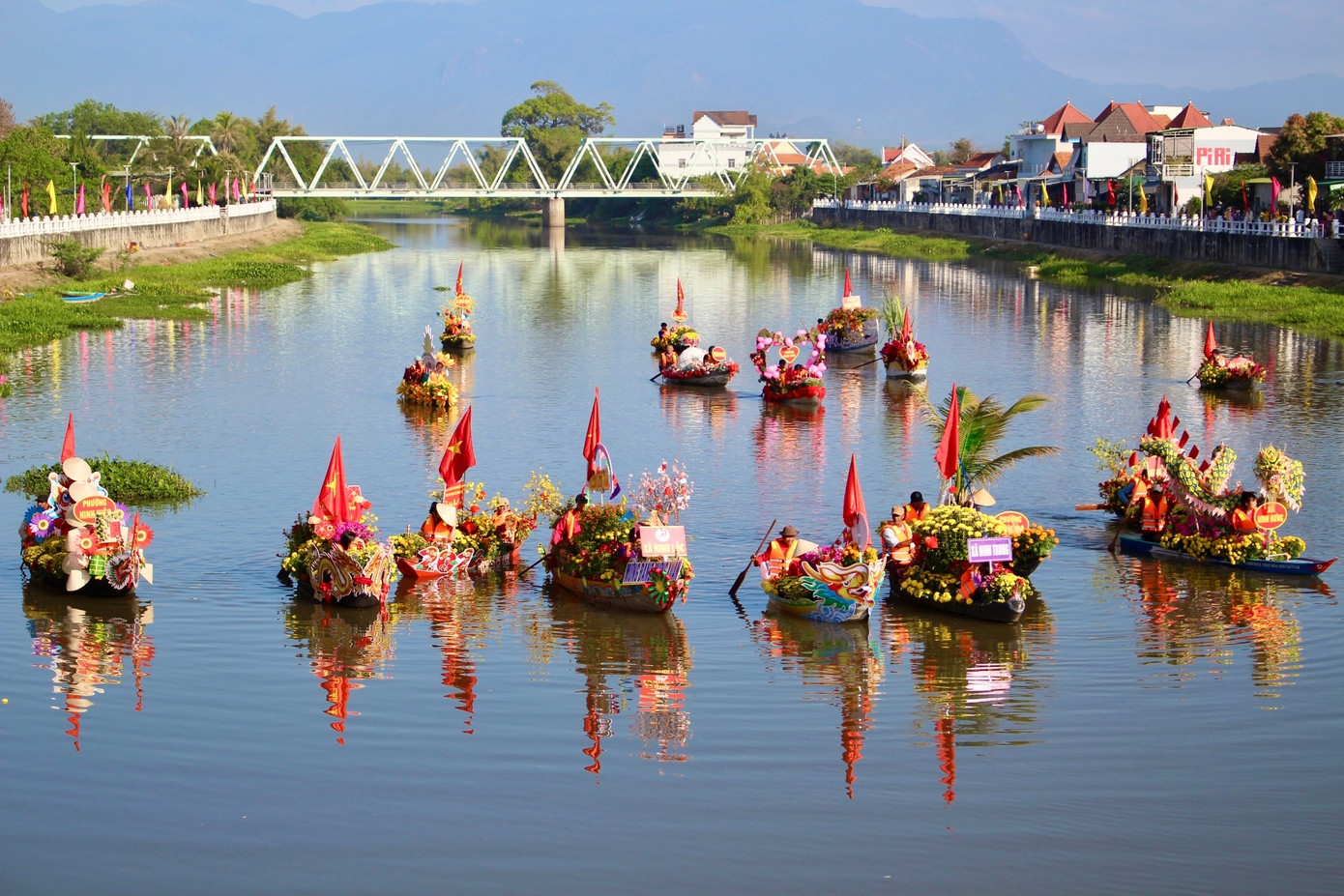 Sáng 17/2, lễ hội thuyền hoa và đua thuyền trên sông Dinh đã diễn ra rộn ràng, hấp dẫn với sự cổ vũ của hàng nghìn người dân và du khách.