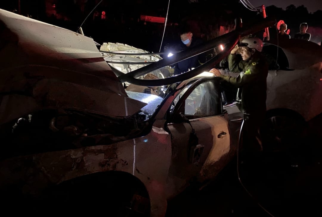 Lực lượng cứu nạn, cứu hộ sử dụng các thiết bị chuyên dụng cắt linh kiện xe để giải cứu nạn nhân mắc kẹt. Ảnh: CACC Lực lượng cứu nạn, cứu hộ sử dụng các thiết bị chuyên dụng cắt linh kiện xe để giải cứu nạn nhân mắc kẹt. Ảnh: CACC