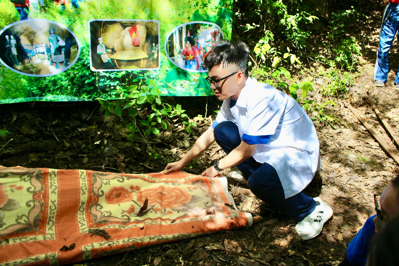 Trong tình thế nguy cấp thời kháng chiến, cáng cứu thương được làm bằng những vật dụng đơn giản, gần gũi như mền và những thanh gỗ.