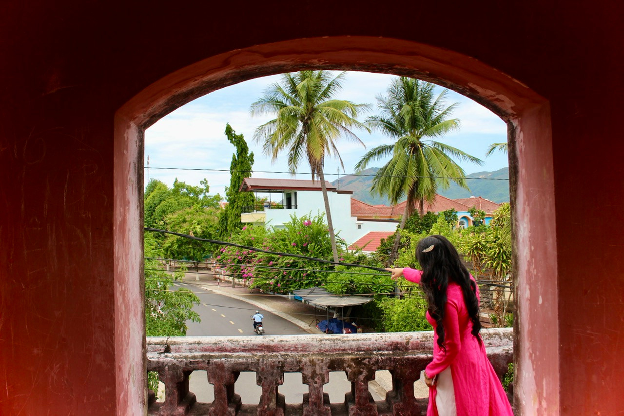 Một góc thơ mộng được nhìn từ phần vọng lâu tại cửa Tây của Thành cổ Diên Khánh. Thành cổ Diên Khánh đã thu hút du khách cả nước và quốc tế đến tham quan, chụp ảnh trong nhiều năm qua vì có kiến trúc độc đáo.