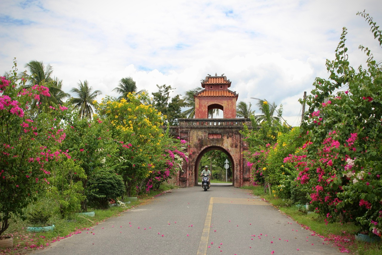 Di tích Thành cổ Diên Khánh được chúa Nguyễn xây dựng vào năm 1793 để phòng thủ, án ngữ và bảo vệ vùng đất Nam Trung Bộ tại thời điểm đó. Đây là một quần thể kiến trúc quân sự theo kiểu Vauban, phổ biến của Tây Âu.