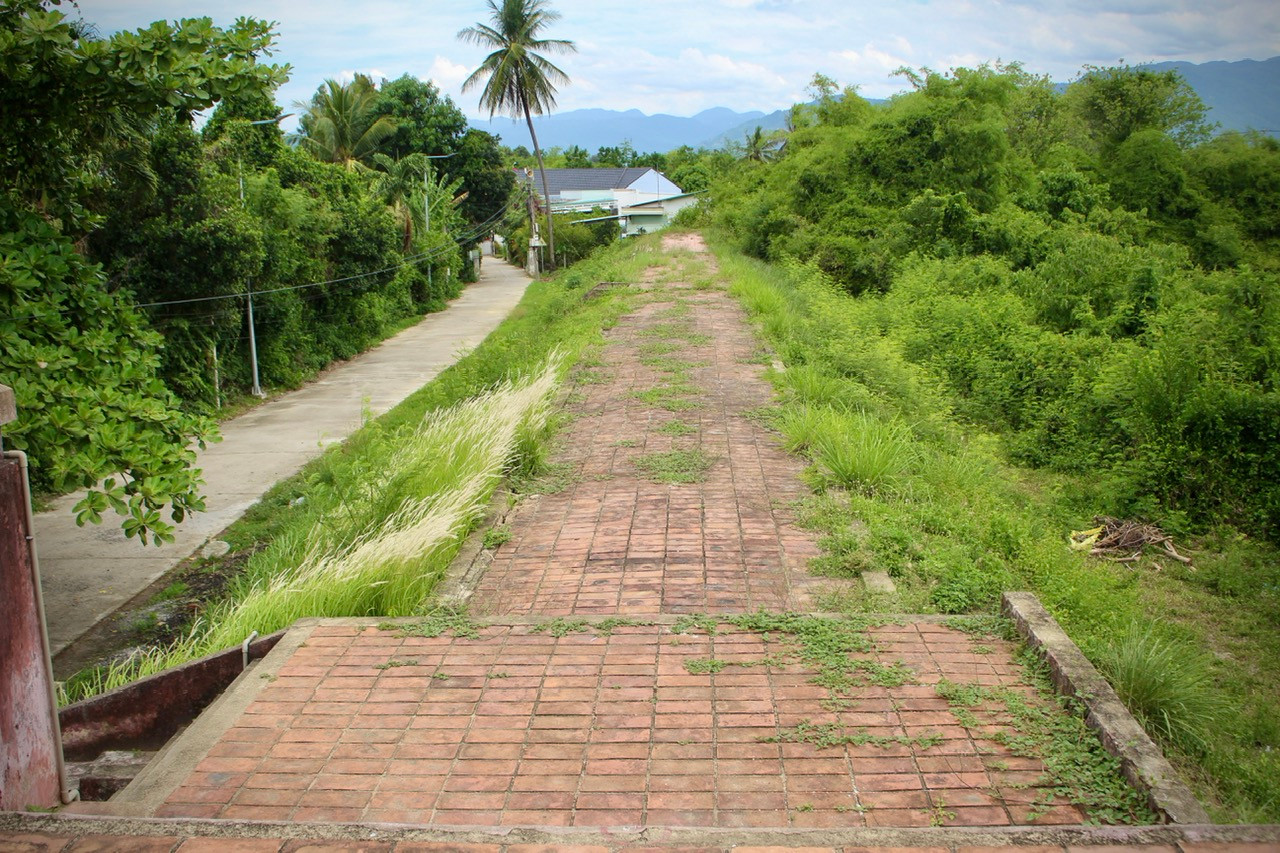 Trong đó, có nhiều hạng mục được trùng tu, bảo tồn nguyên gốc gồm: Tuyến thành đất dài 2.500 m, đỉnh thành rộng hơn 4 m, lối đi lát gạch rộng 2.6 m... Các công trình sẽ xây mới là: Đường dài 2.000 m, rộng 6 m chạy sát chân thành, cầu vòm bắc qua hào nước, các tiểu công viên, chỉnh trang cầu tại các cổng thành, chống thấm…