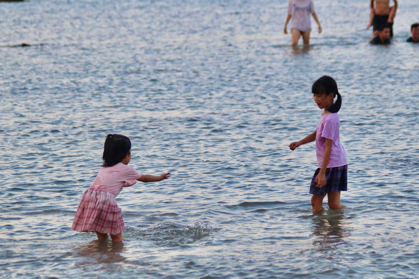 Chơi đùa, hòa mình trong làn nước biển xanh mát là lựa chọn lý tưởng cho những ngày nắng nóng.