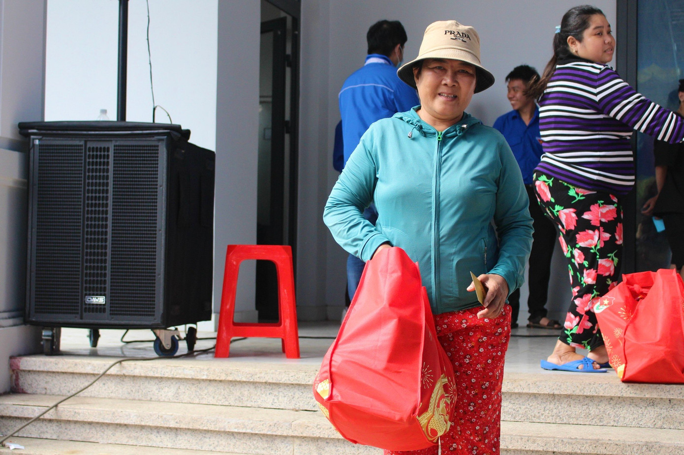 Bà Phan Thị Chi (ngư dân, sống tại phường Vĩnh Trường) vui mừng vì cả gia đình đã có cái tết đủ đầy sau một năm khó khăn. Bà Phan Thị Chi (ngư dân, sống tại phường Vĩnh Trường) vui mừng vì cả gia đình đã có cái tết đủ đầy sau một năm khó khăn.