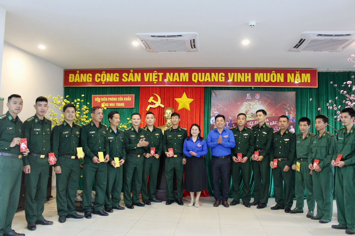 Ban tổ chức đã đến thăm, chúc tết và tặng quà cho các cán bộ, chiến sĩ tại Đồn Biên phòng Cửa khẩu cảng Nha Trang. Ban tổ chức đã đến thăm, chúc tết và tặng quà cho các cán bộ, chiến sĩ tại Đồn Biên phòng Cửa khẩu cảng Nha Trang.