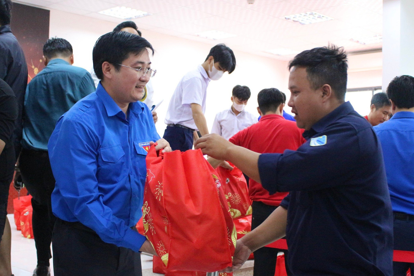 Chương trình đã trao tặng những phần quà ý nghĩa cho 450 người dân có hoàn cảnh khó khăn. Chương trình đã trao tặng những phần quà ý nghĩa cho 450 người dân có hoàn cảnh khó khăn.