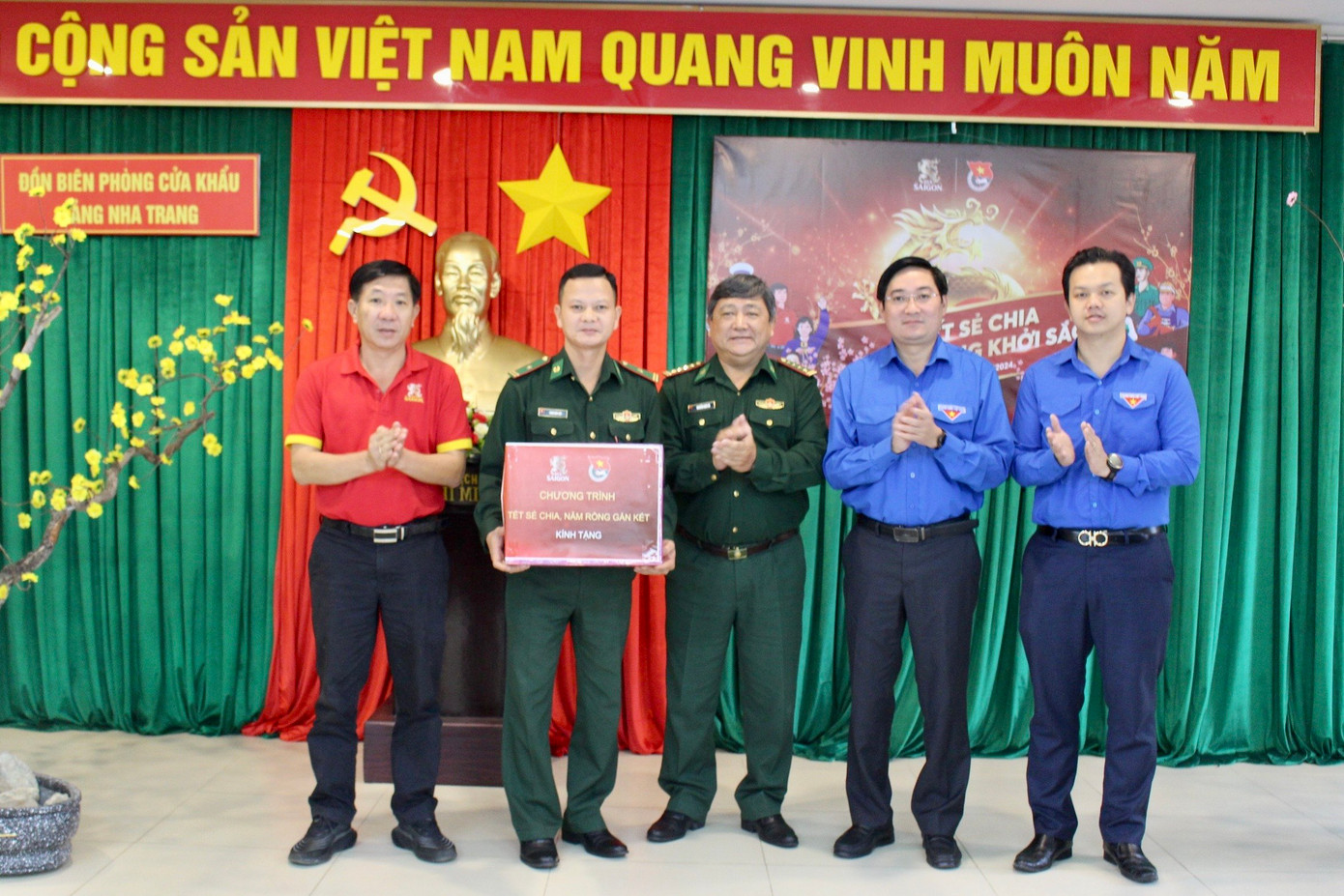 Anh Bùi Minh Tuấn – UVBTV, Trưởng Ban Tổ chức T.Ư Đoàn; anh Trần Anh Tuấn – Bí thư Tỉnh Đoàn Khánh Hòa và đại diện Công ty SABECO trao quà cho lực lượng Bộ đội Biên phòng tỉnh Khánh Hòa. Anh Bùi Minh Tuấn – UVBTV, Trưởng Ban Tổ chức T.Ư Đoàn; anh Trần Anh Tuấn – Bí thư Tỉnh Đoàn Khánh Hòa và đại diện Công ty SABECO trao quà cho lực lượng Bộ đội Biên phòng tỉnh Khánh Hòa.